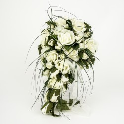 Ramo de rosas blancas con hojas verde